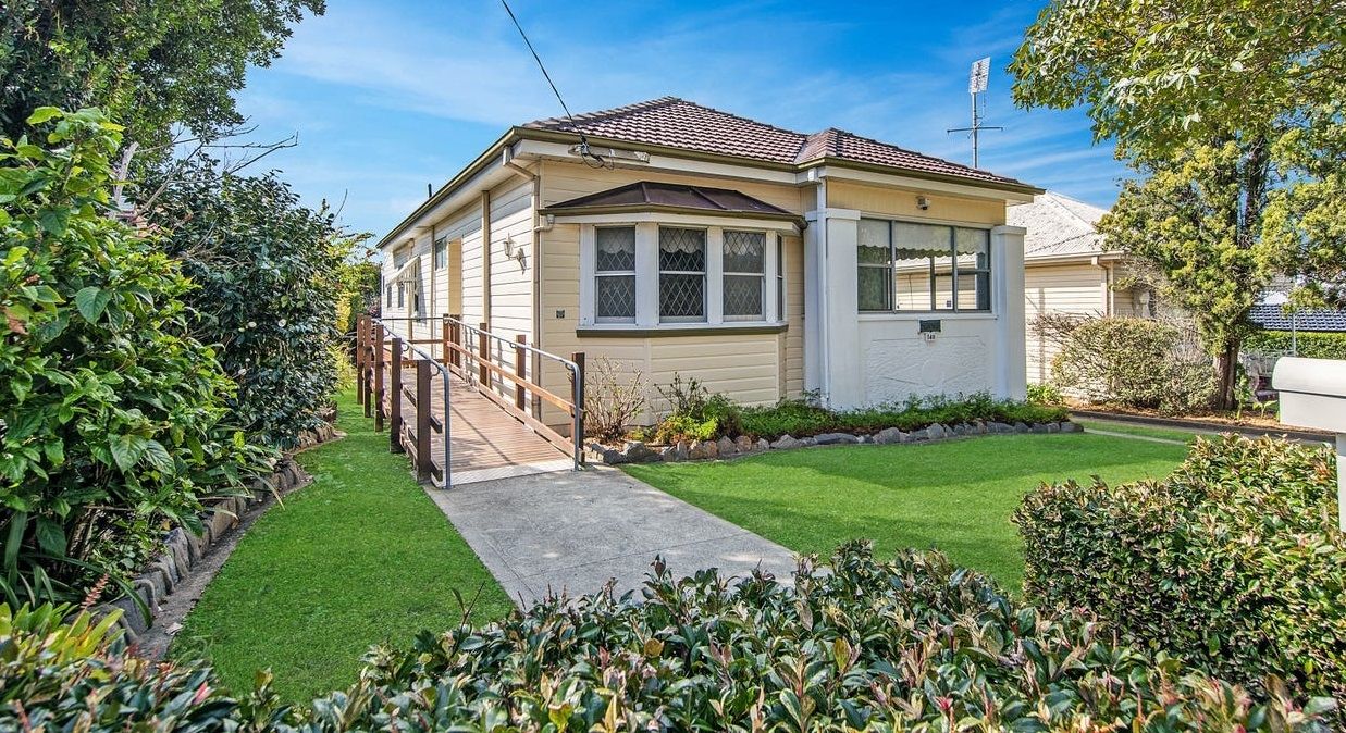 3 bedrooms House in 148 Lockyer Street ADAMSTOWN NSW, 2289