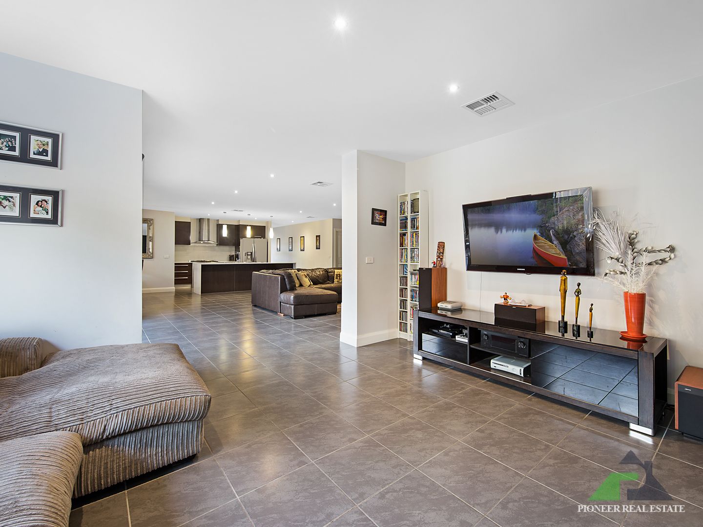 9 Aylesbury Court, Hampton Park VIC 3976, Image 2