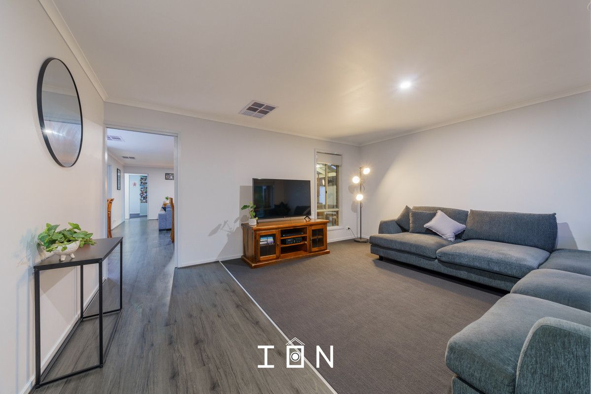 7 Butterfield Place, Cranbourne East VIC 3977, Image 2