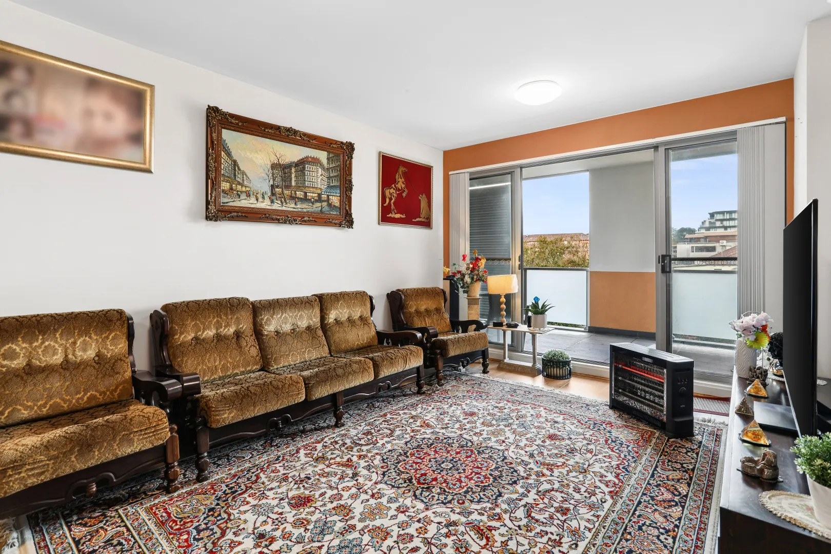 Modern Oversized Apartment with 135sqm on Title, Walk to Belmore Station - Widok 2