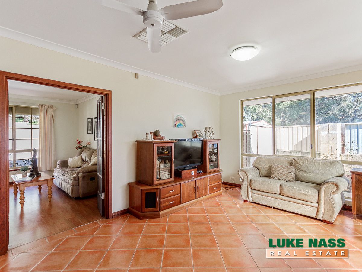 38 Amethyst Crescent, Mount Richon WA 6112, Image 2