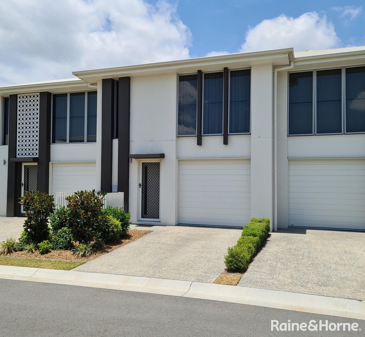 3 bedrooms Townhouse in 36 Cox Road PIMPAMA QLD, 4209