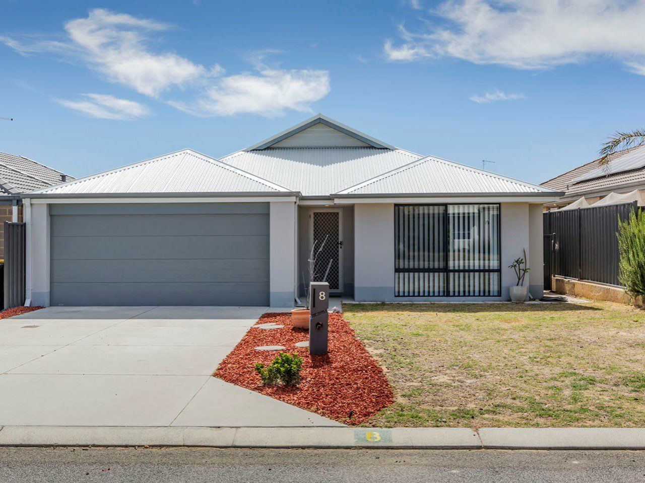 4 bedrooms House in 8 Garigal Street YANCHEP WA, 6035