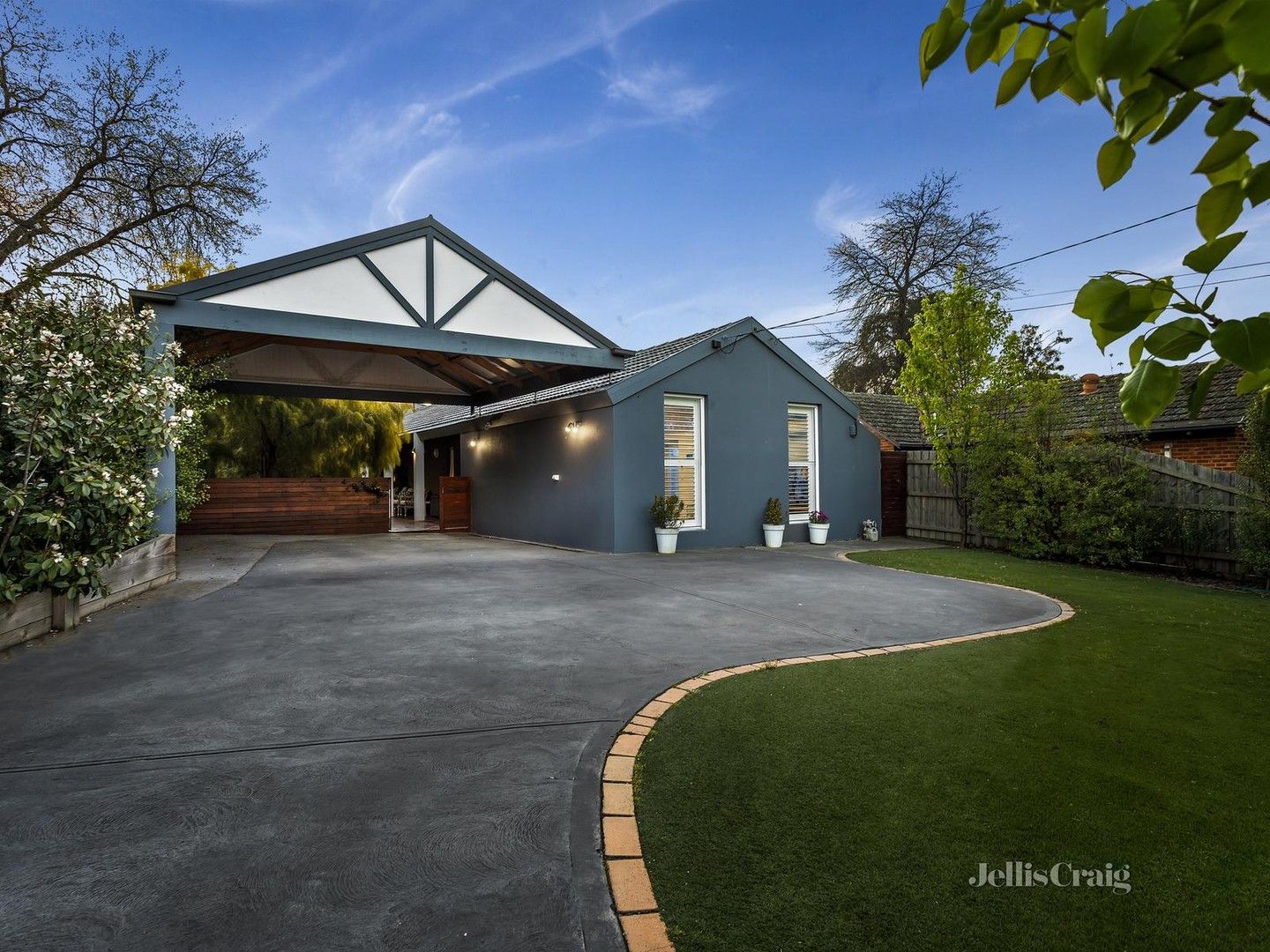 5 bedrooms House in 14 Endeavour Street MITCHAM VIC, 3132