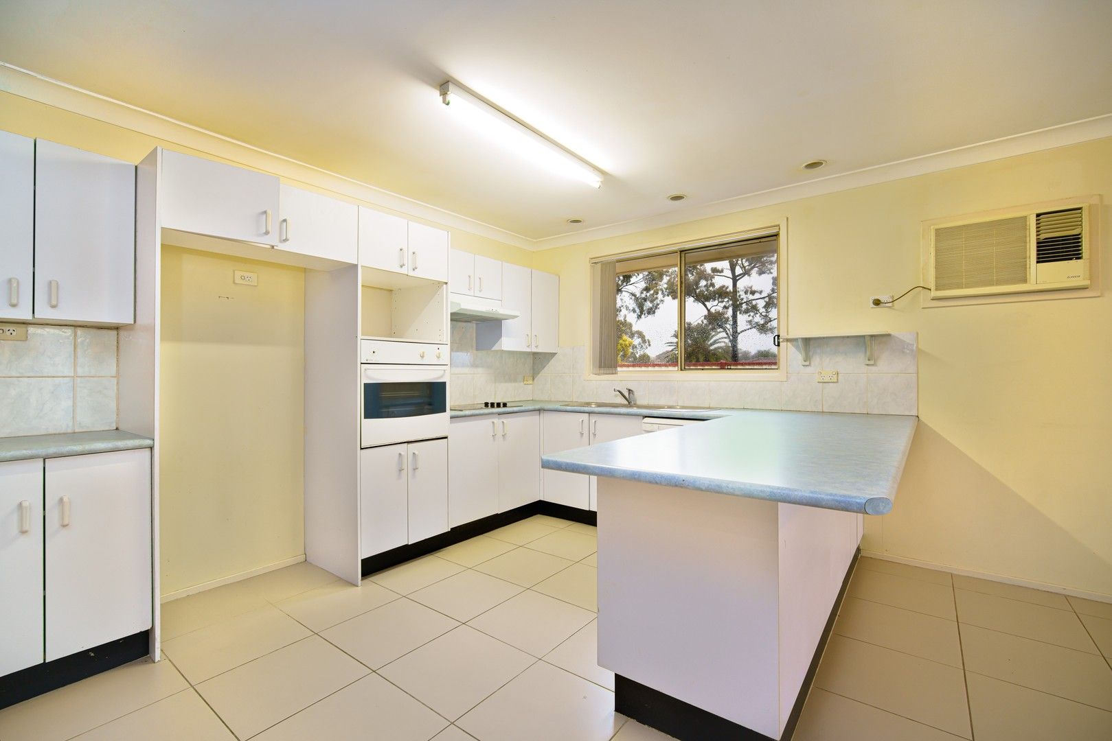 2 Bergalia Close, Prestons NSW 2170, Image 2