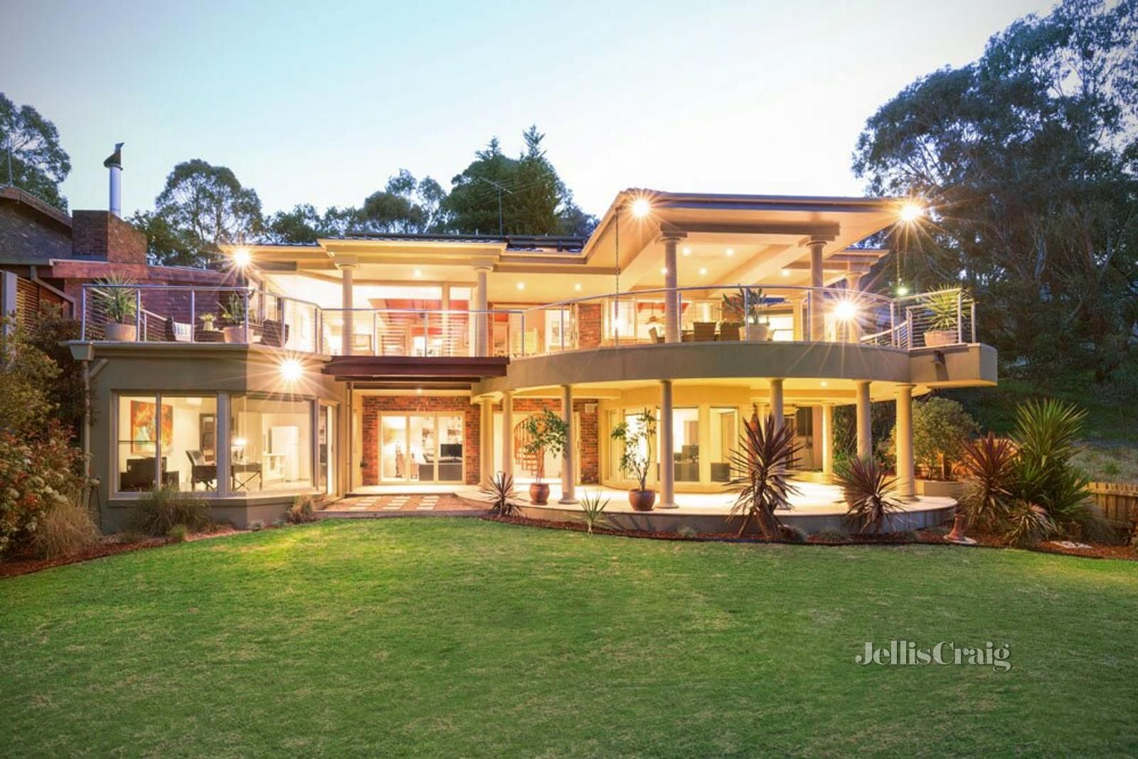 6 bedrooms House in 31 Nara Road MITCHAM VIC, 3132