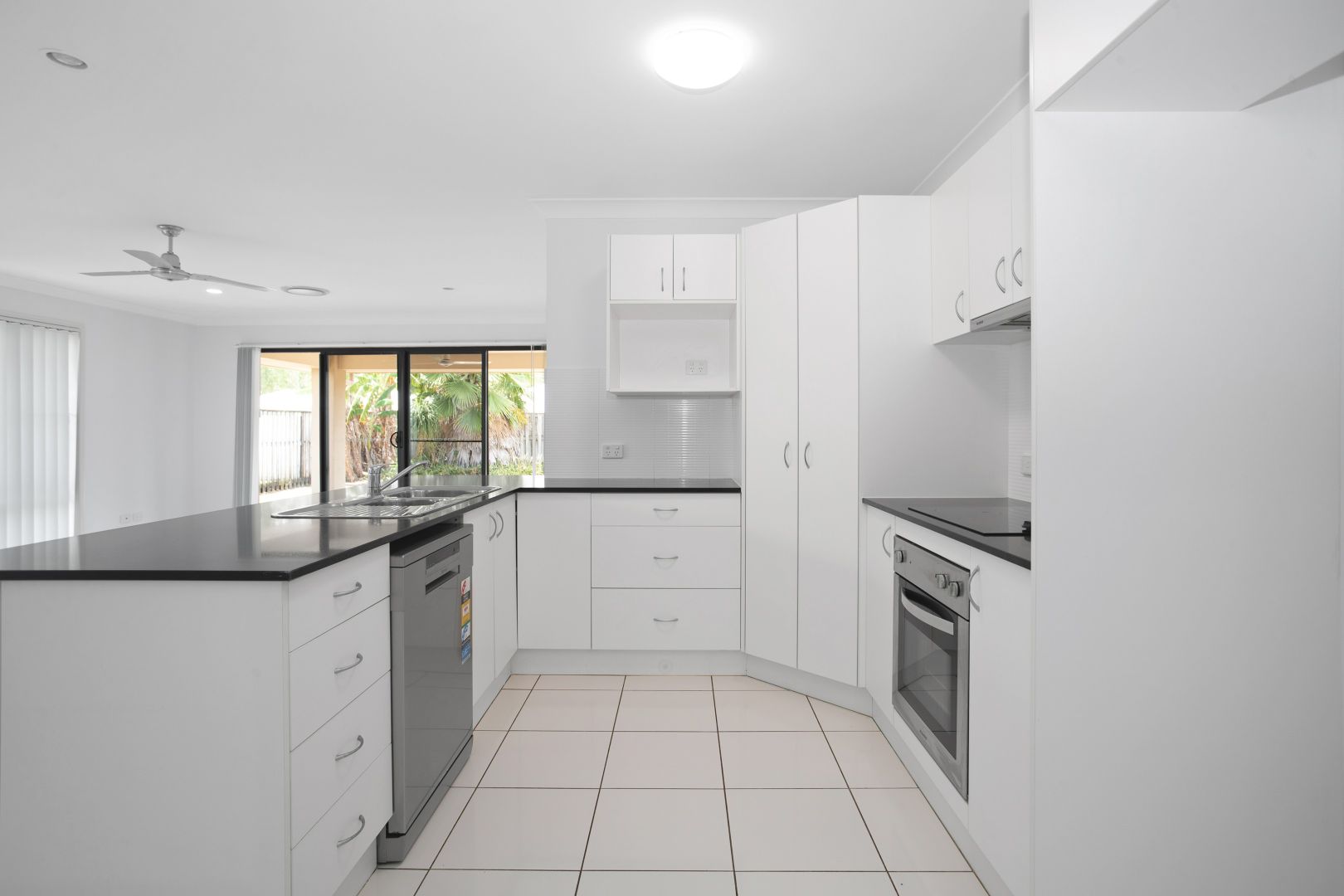 47 Whitehaven Drive, Blacks Beach QLD 4740, Image 2