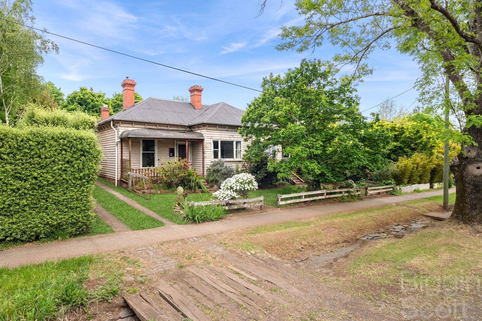 6 bedrooms House in 54 Raglan Street DAYLESFORD VIC, 3460