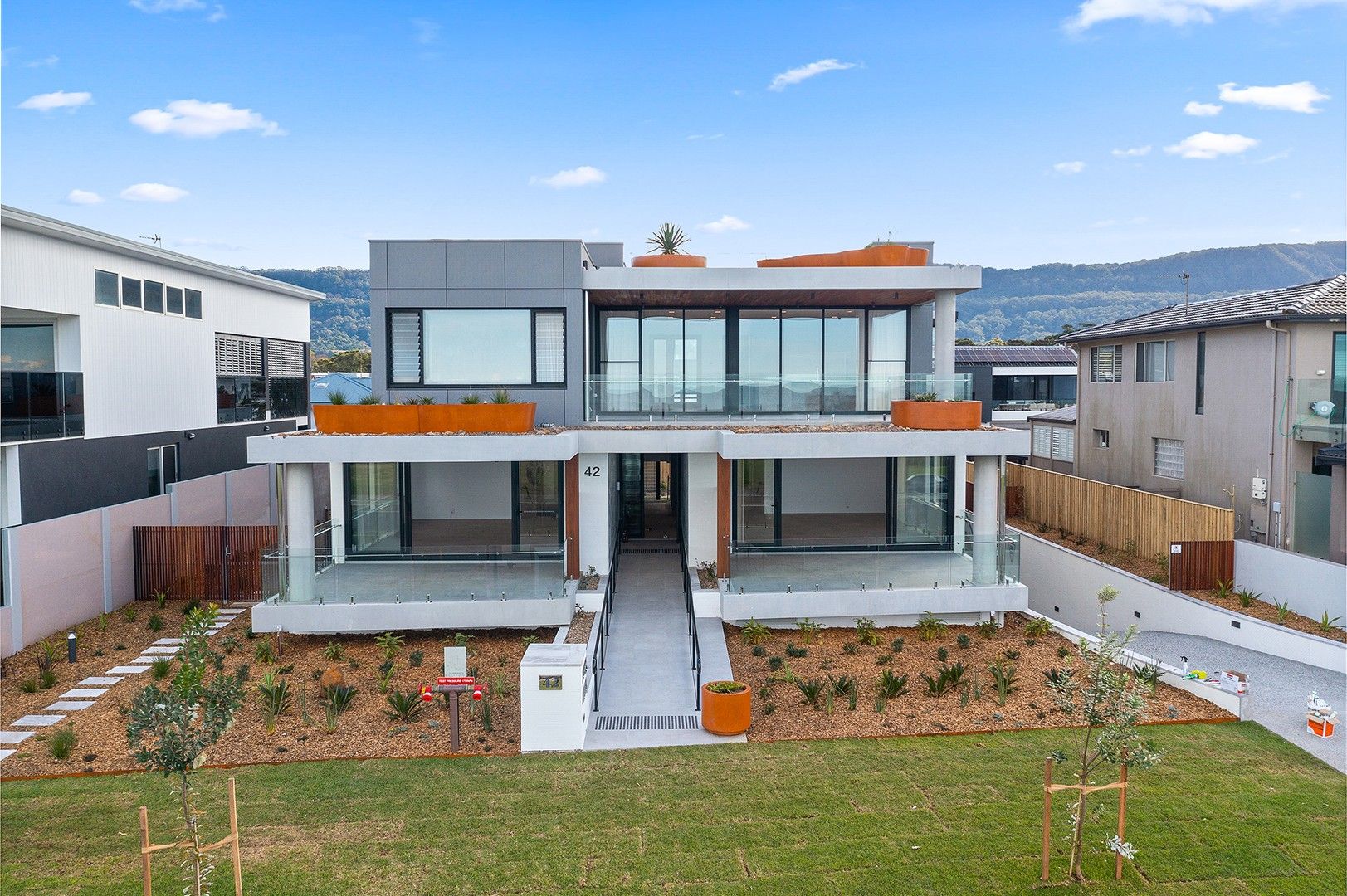 3 bedrooms House in 1&2/42 Beach Drive WOONONA NSW, 2517