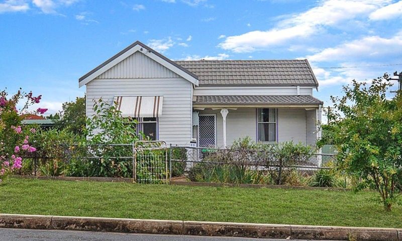 2 bedrooms House in 19 Pretoria Avenue JUNEE NSW, 2663