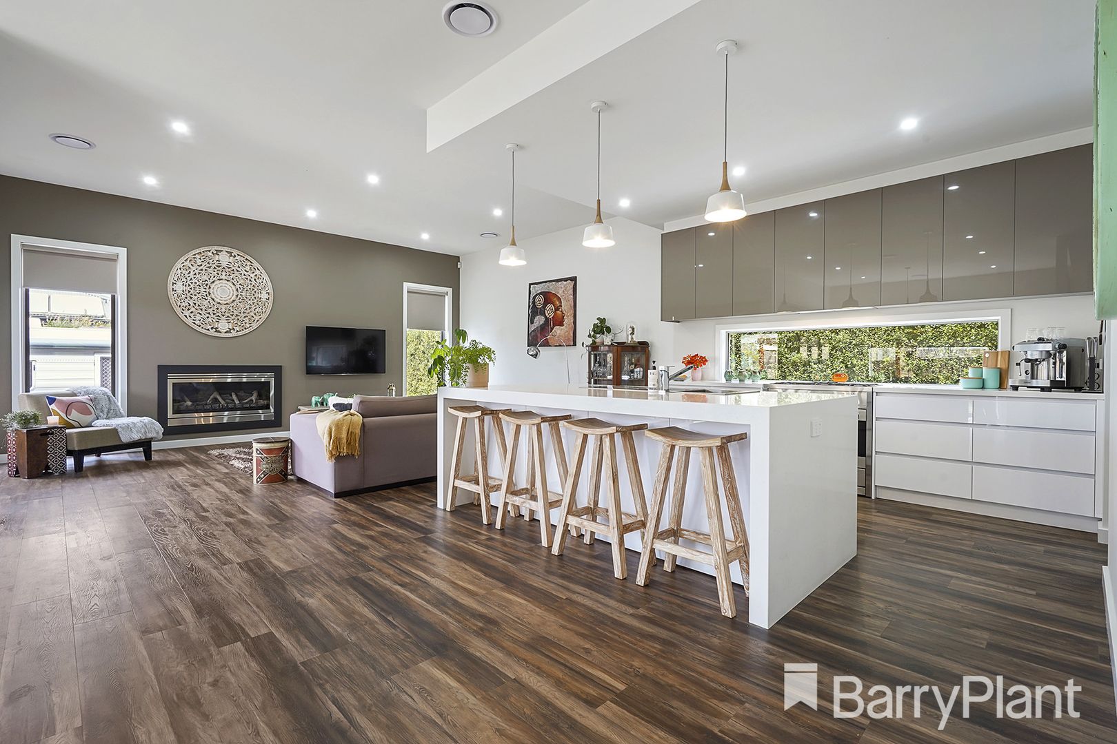 Sold 10 Kinkora Way, Pakenham VIC 3810 on 02 Oct 2021 - 2017266234 | Domain