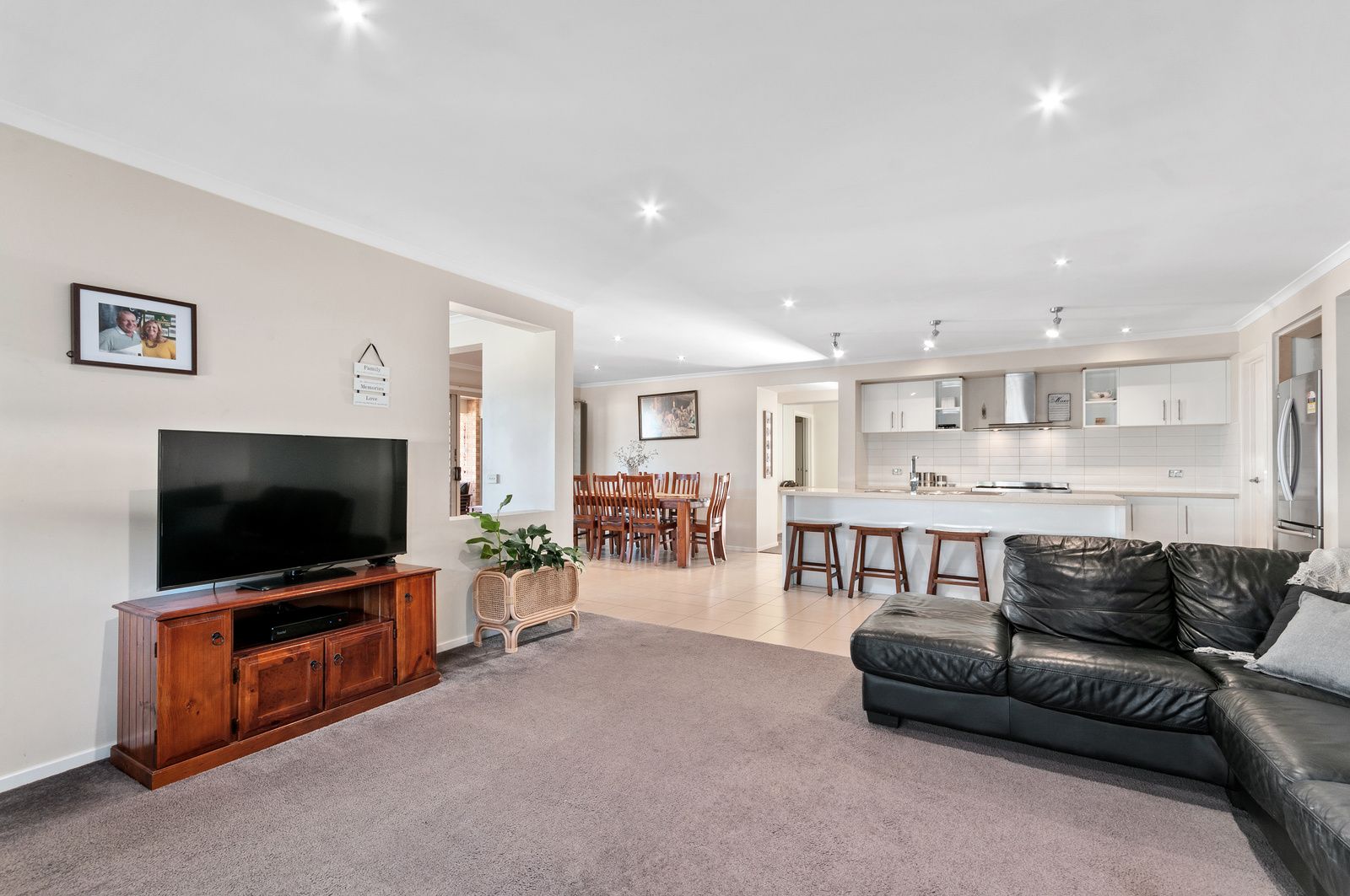 6 Burrnett Court, Heyfield VIC 3858, Image 2