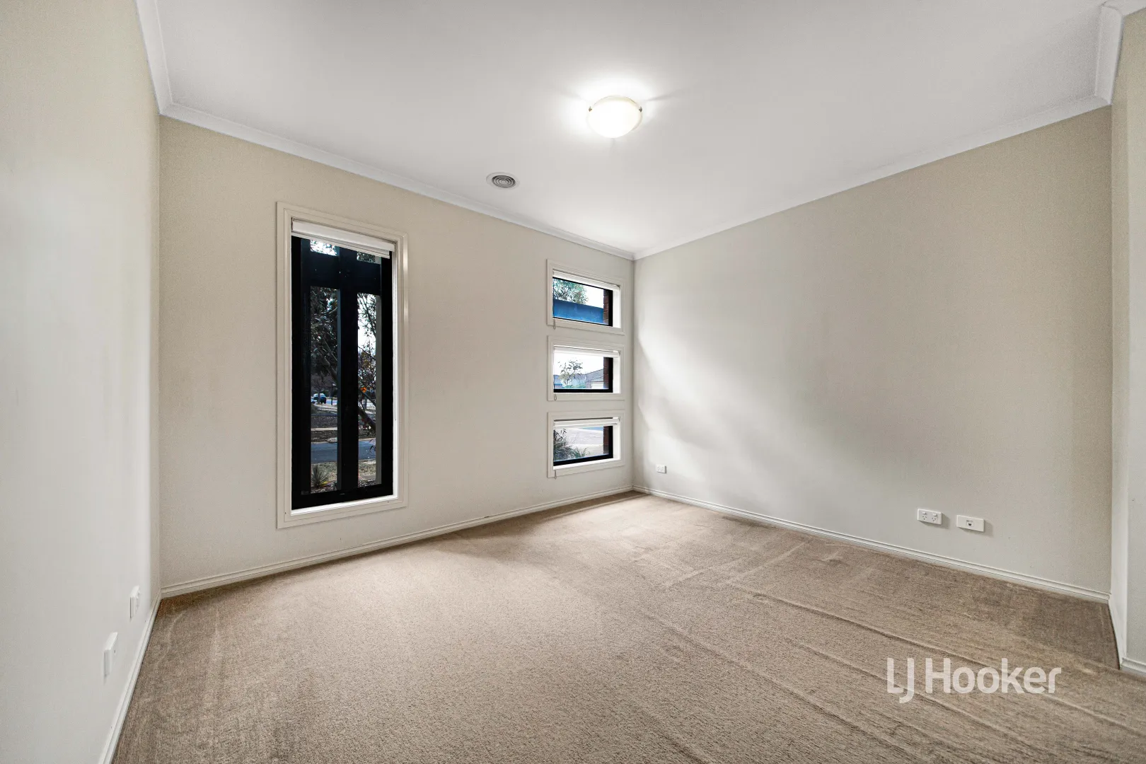 Beautifully Presented Home in Prestigious Innisfail Estate! APPLICATIONS NOW OPEN - Więcej