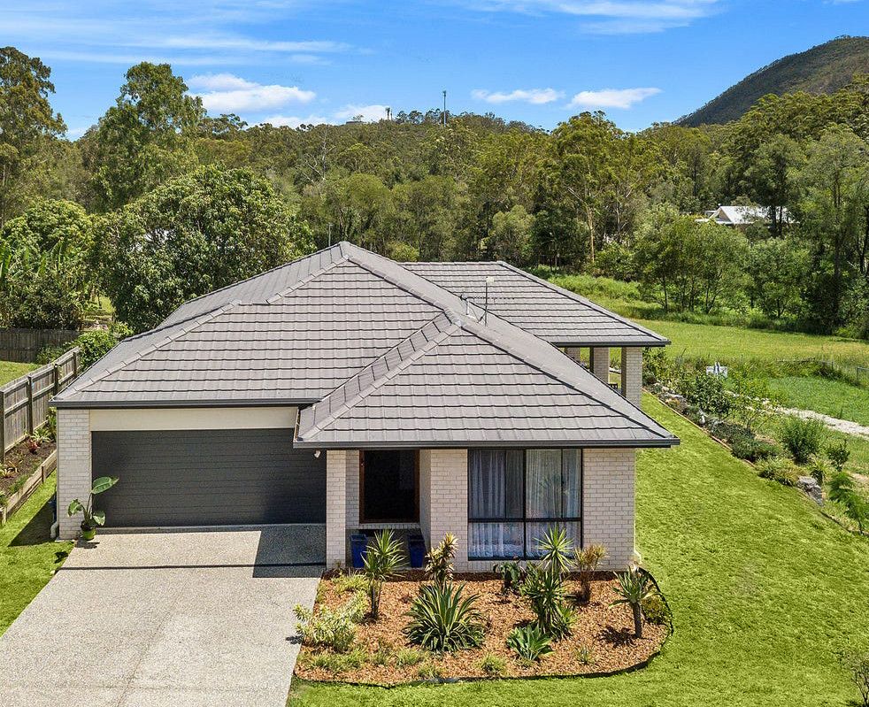 3 bedrooms House in 15 Lloyd Street BEERWAH QLD, 4519