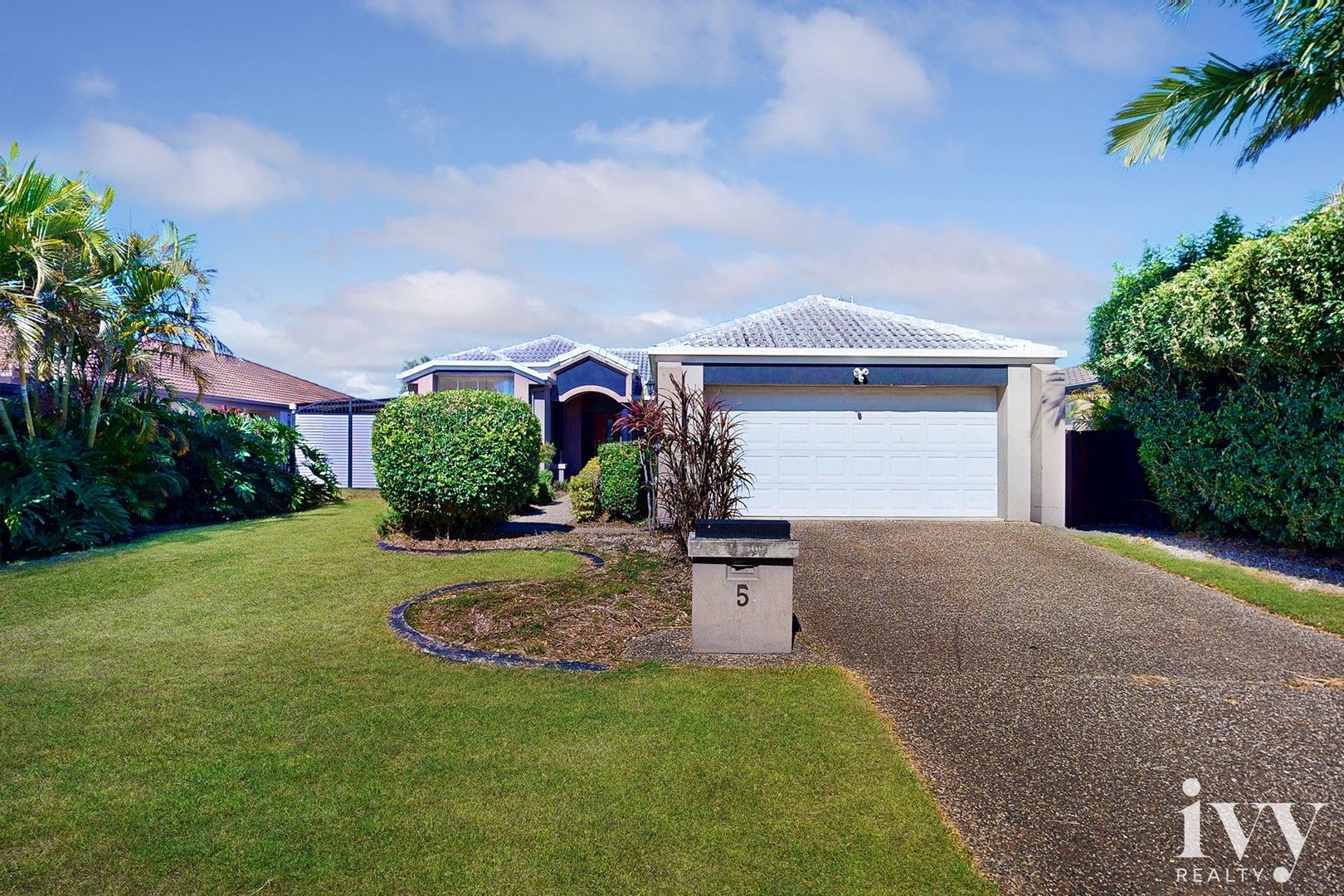 4 bedrooms House in 5 Ballybunyon Cres HOPE ISLAND QLD, 4212