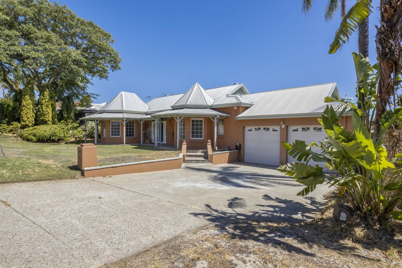 4 bedrooms House in 302 Summerlakes Parade BALLAJURA WA, 6066