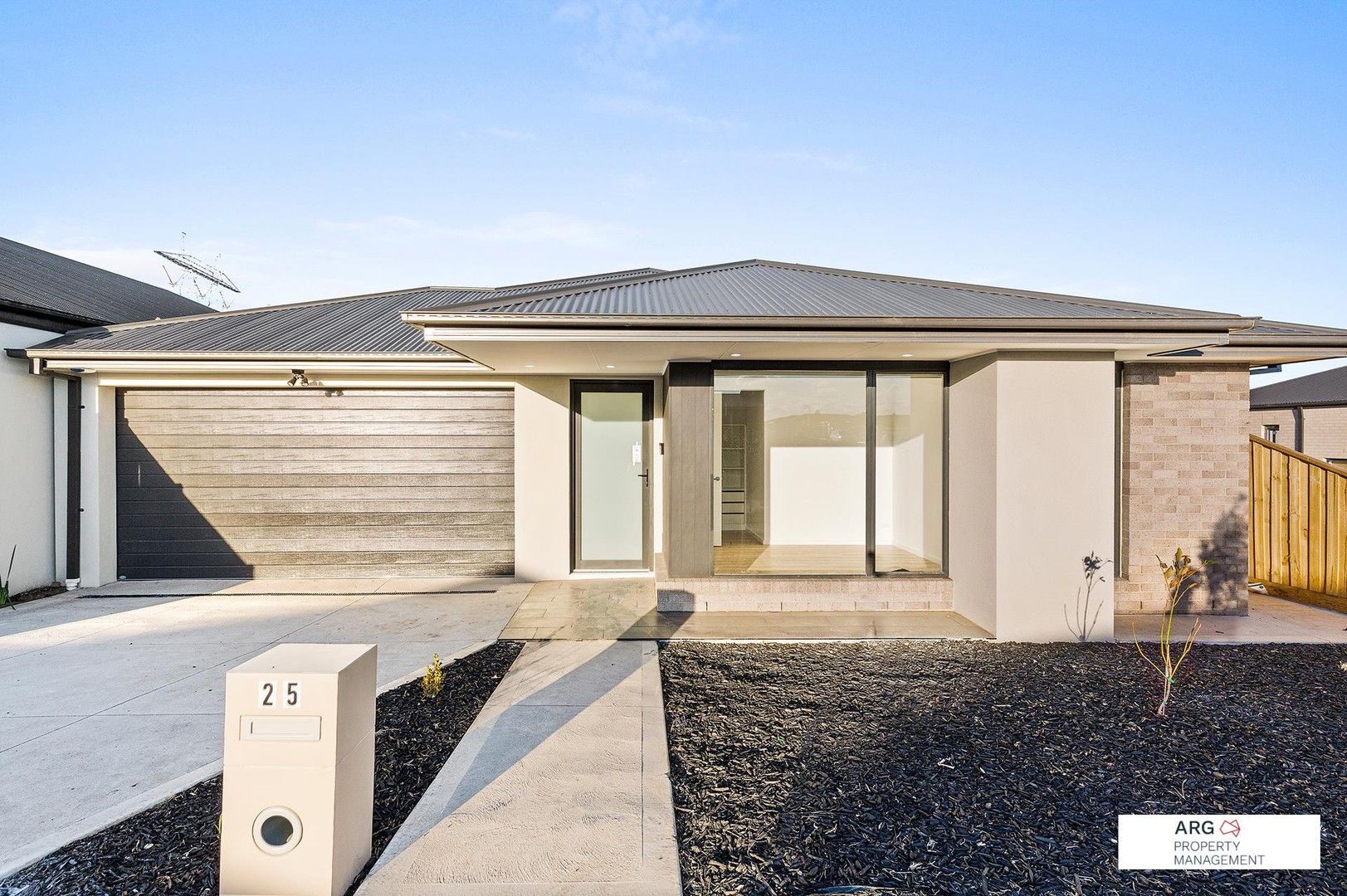 4 bedrooms House in 25 Rubrum Road SUNBURY VIC, 3429