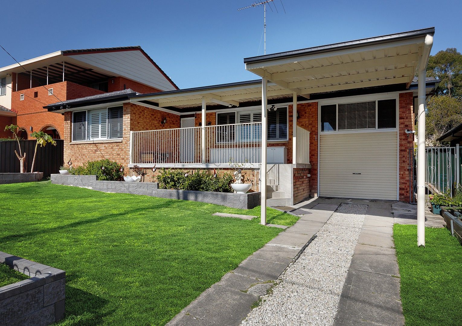 4 bedrooms House in 96 Mississippi Road SEVEN HILLS NSW, 2147