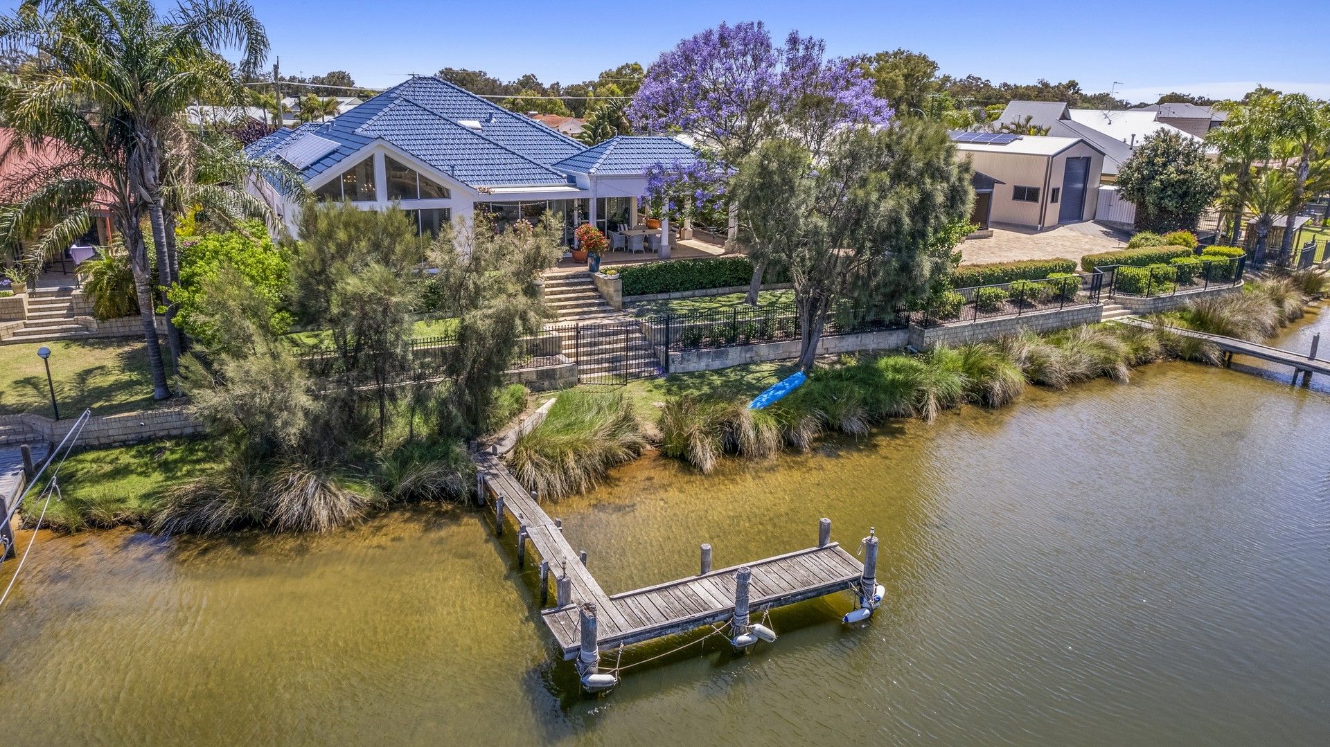 4 bedrooms House in 42 Banksia Terrace SOUTH YUNDERUP WA, 6208