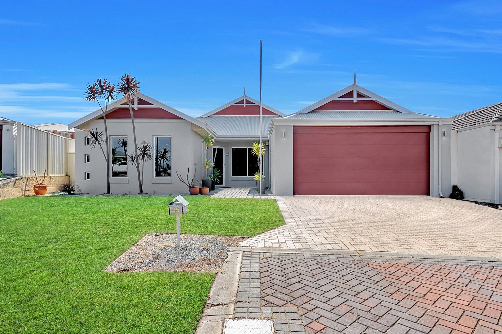 4 bedrooms House in 35 Turner Parkway CARRAMAR WA, 6031
