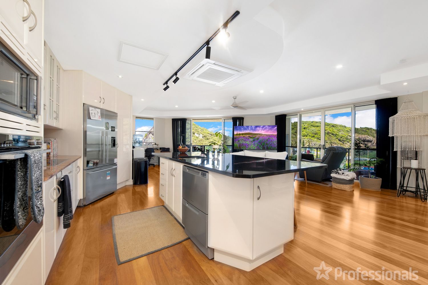 1/12-14 Breakwater Drive, Rosslyn QLD 4703, Image 2