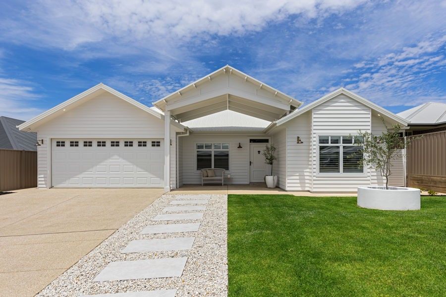 5 bedrooms House in 146 BRADMAN DRIVE BOOROOMA NSW, 2650