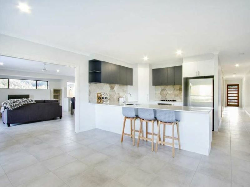 4 bedrooms House in 9 Parker Rd CANNONVALE QLD, 4802