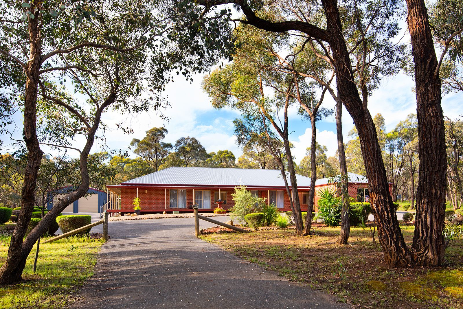 5 bedrooms House in 8 Kooroork Lane JUNORTOUN VIC, 3551