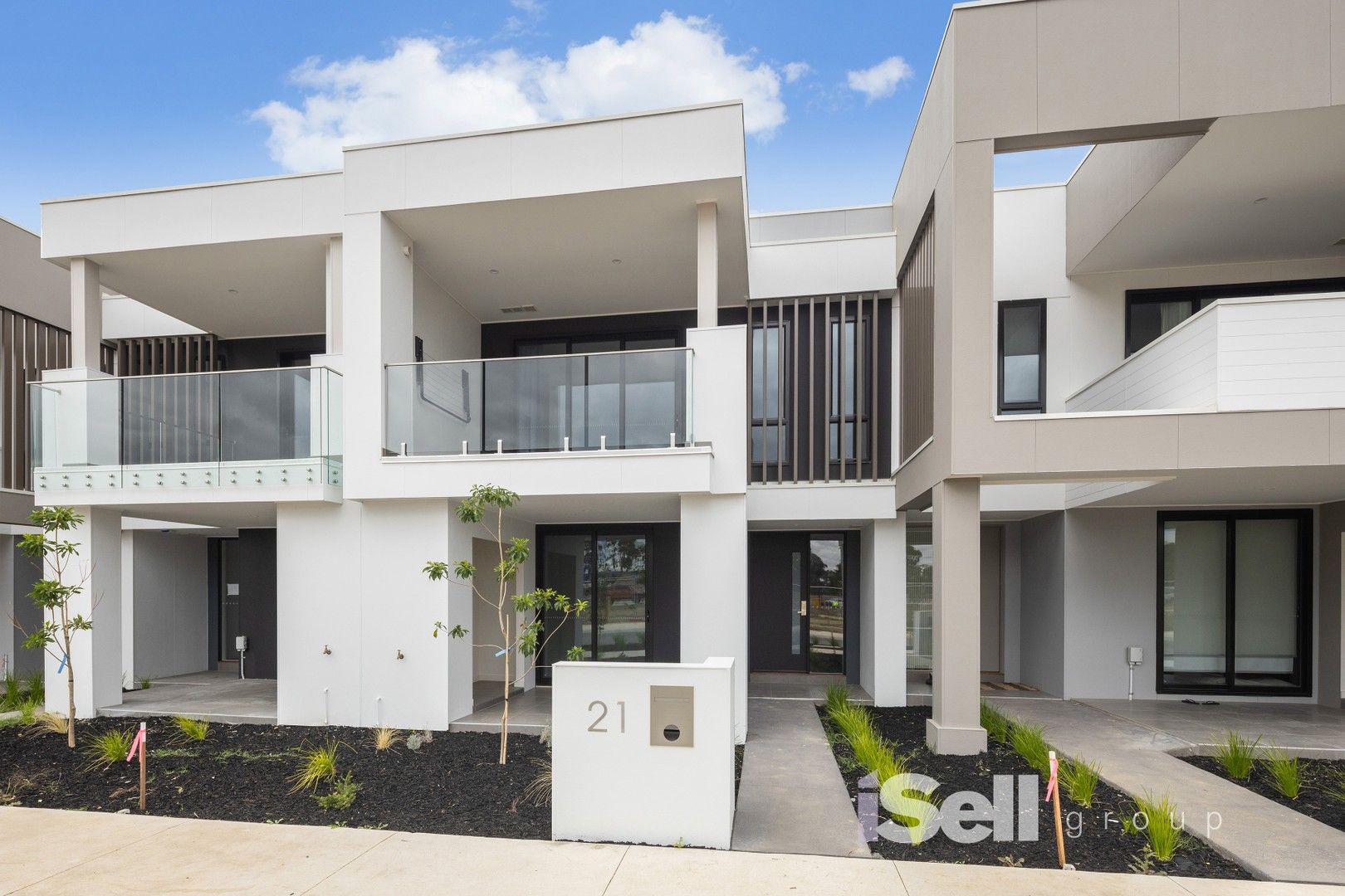 3 bedrooms Townhouse in 21 Deodar Street DOVETON VIC, 3177