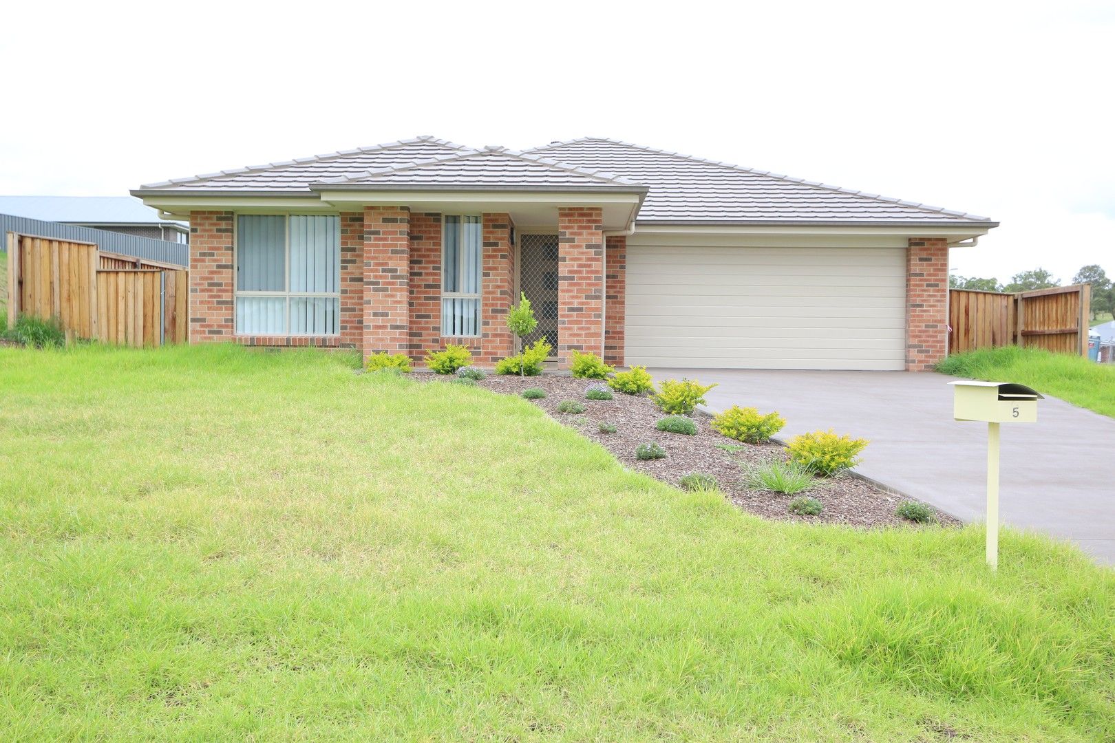 4 bedrooms House in 5 Auburn Street GILLIESTON HEIGHTS NSW, 2321