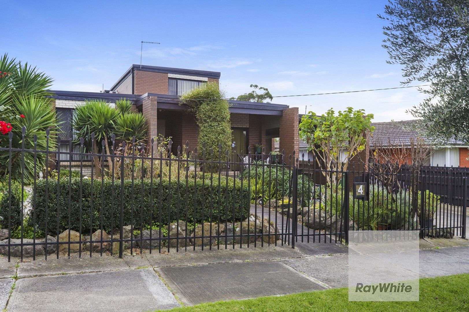 4 bedrooms House in 4 Mclaren Street TULLAMARINE VIC, 3043