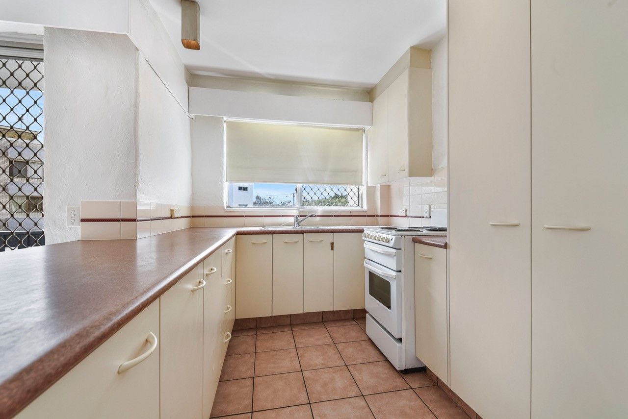 2 bedrooms Apartment / Unit / Flat in 4/6 Memorial Ave MAROOCHYDORE QLD, 4558