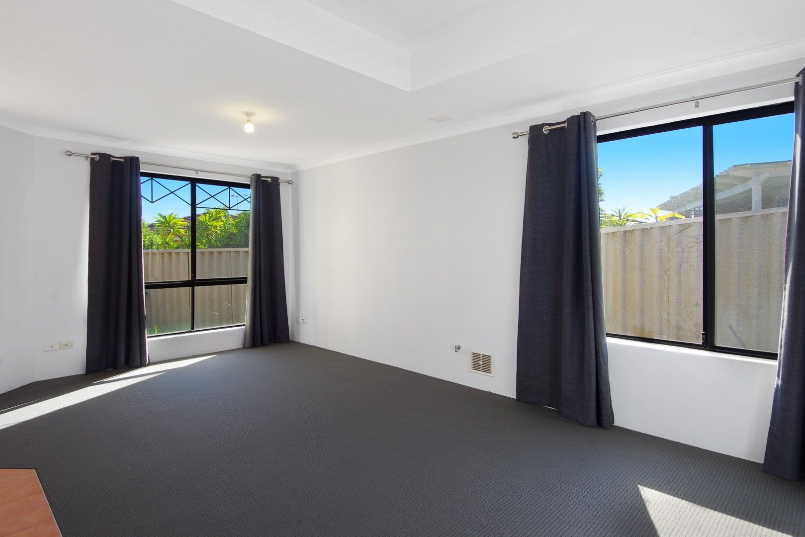 4 bedrooms House in 15 Roanoke Grove CONNOLLY WA, 6027