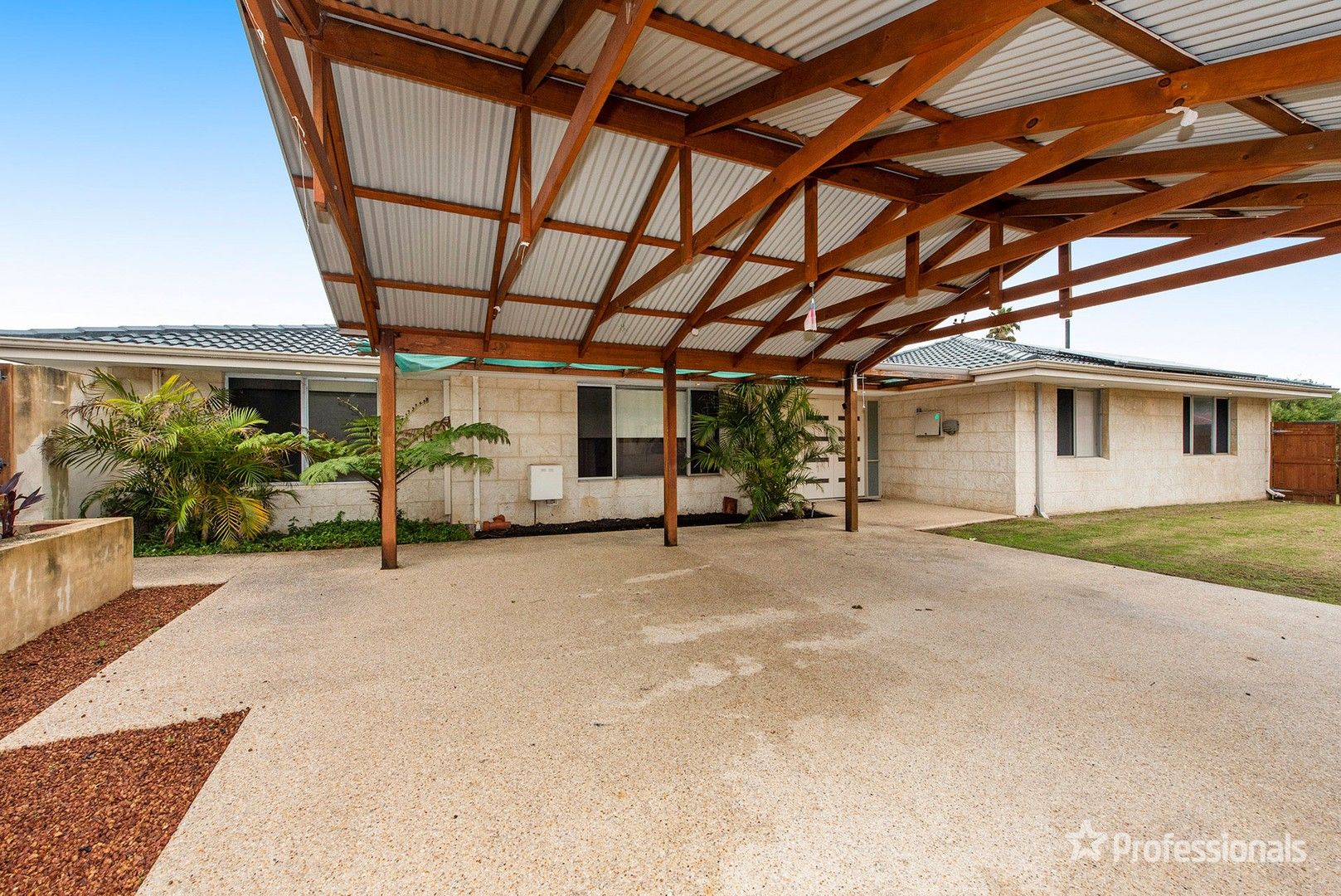 5 bedrooms House in 117 McLarty Road HALLS HEAD WA, 6210