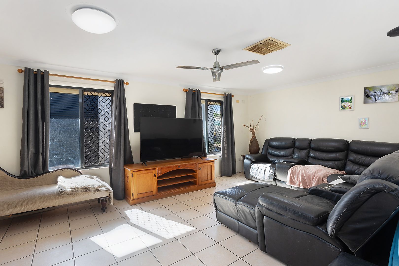 4 Harris Crescent, Norman Gardens QLD 4701, Image 2