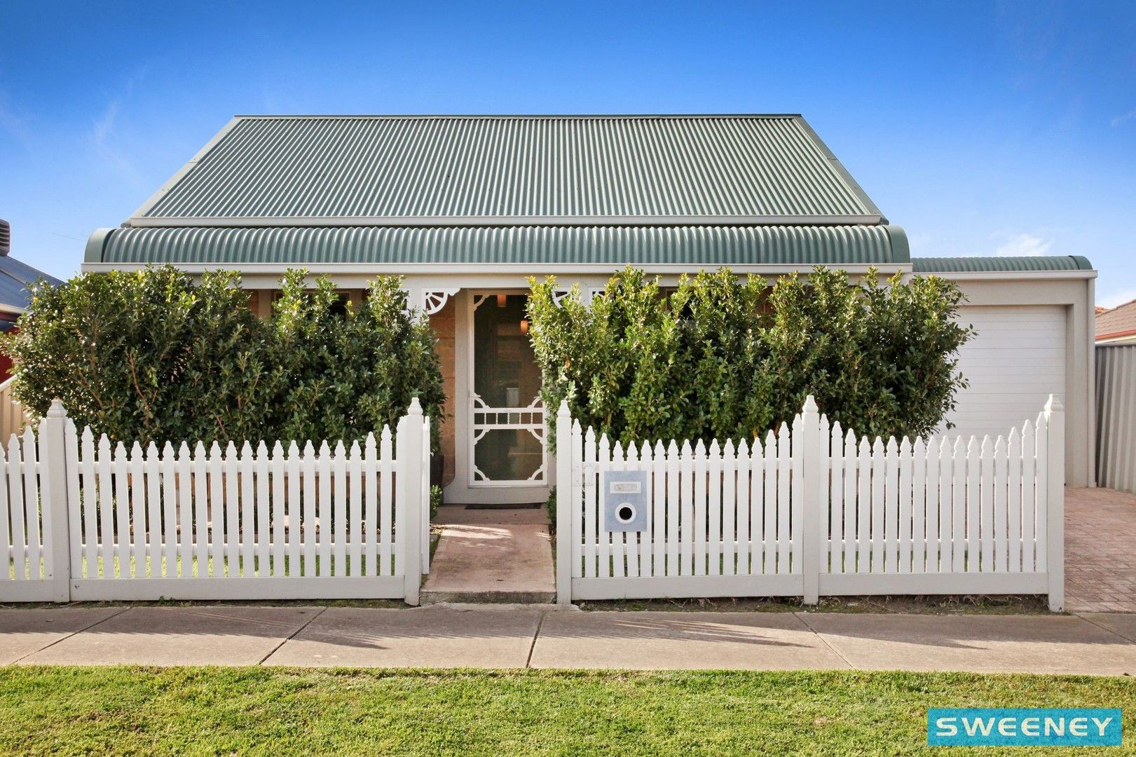 17 Caddick Gardens, Caroline Springs VIC 3023