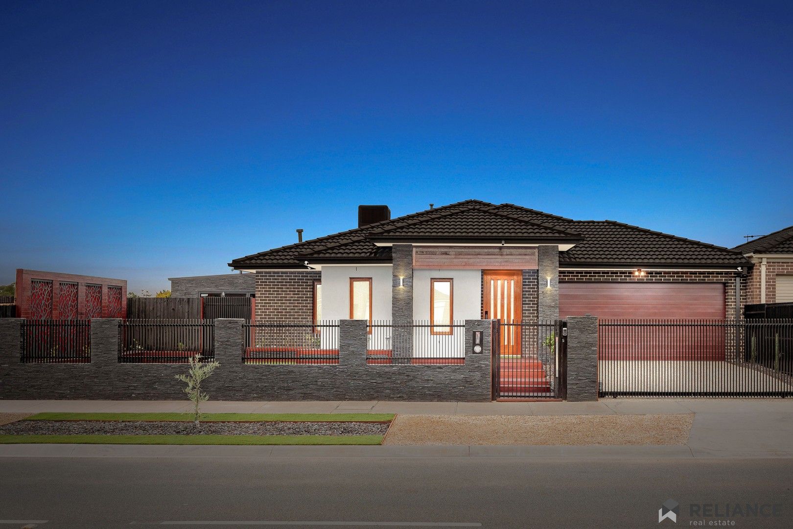 5 bedrooms House in 76 James Melrose Drive BROOKFIELD VIC, 3338
