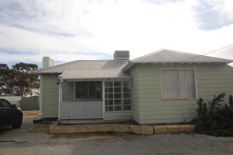 3 bedrooms House in 12 Muscat Street MERREDIN WA, 6415