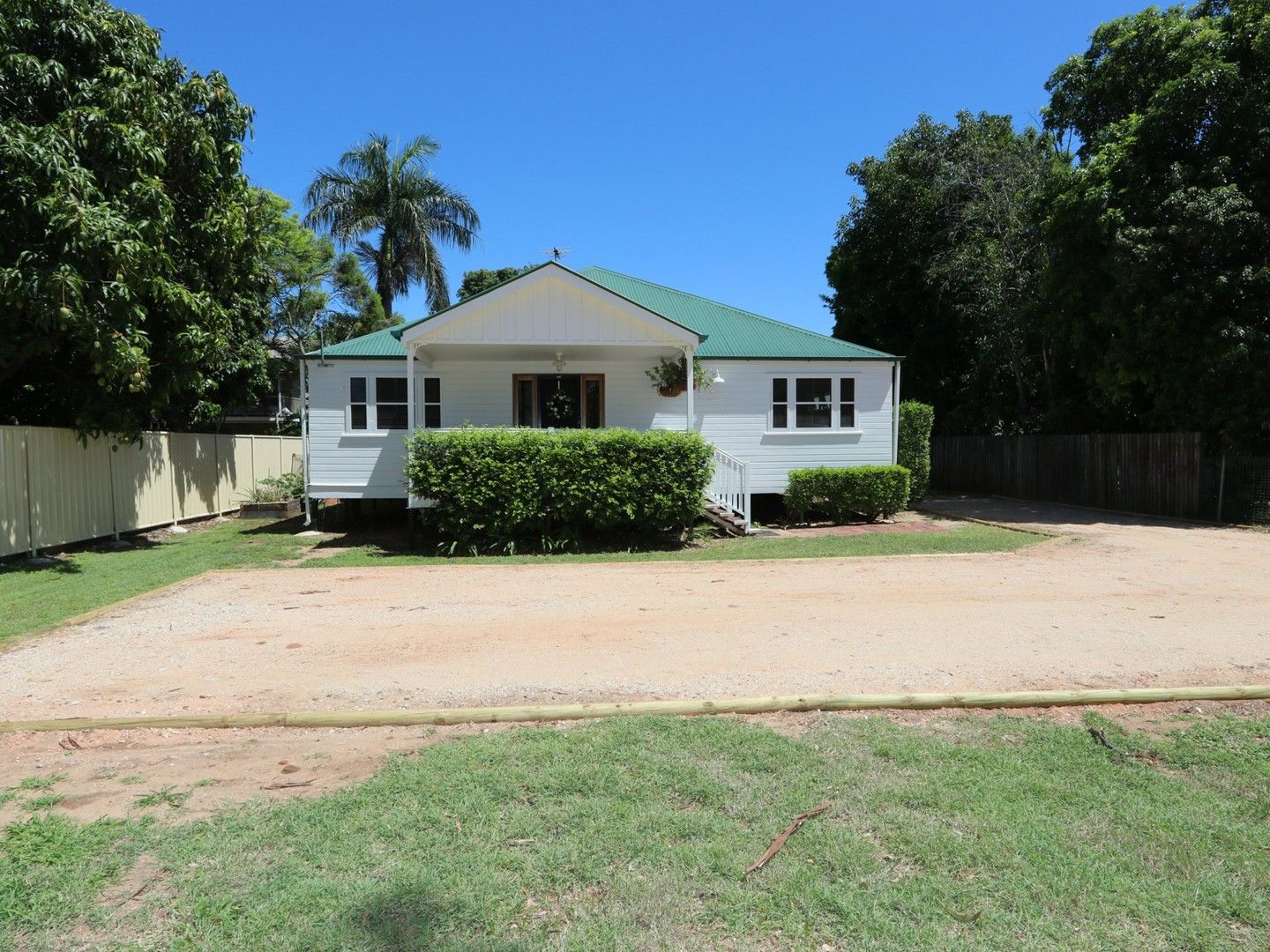 4 bedrooms House in 4 Little Street EMERALD QLD, 4720