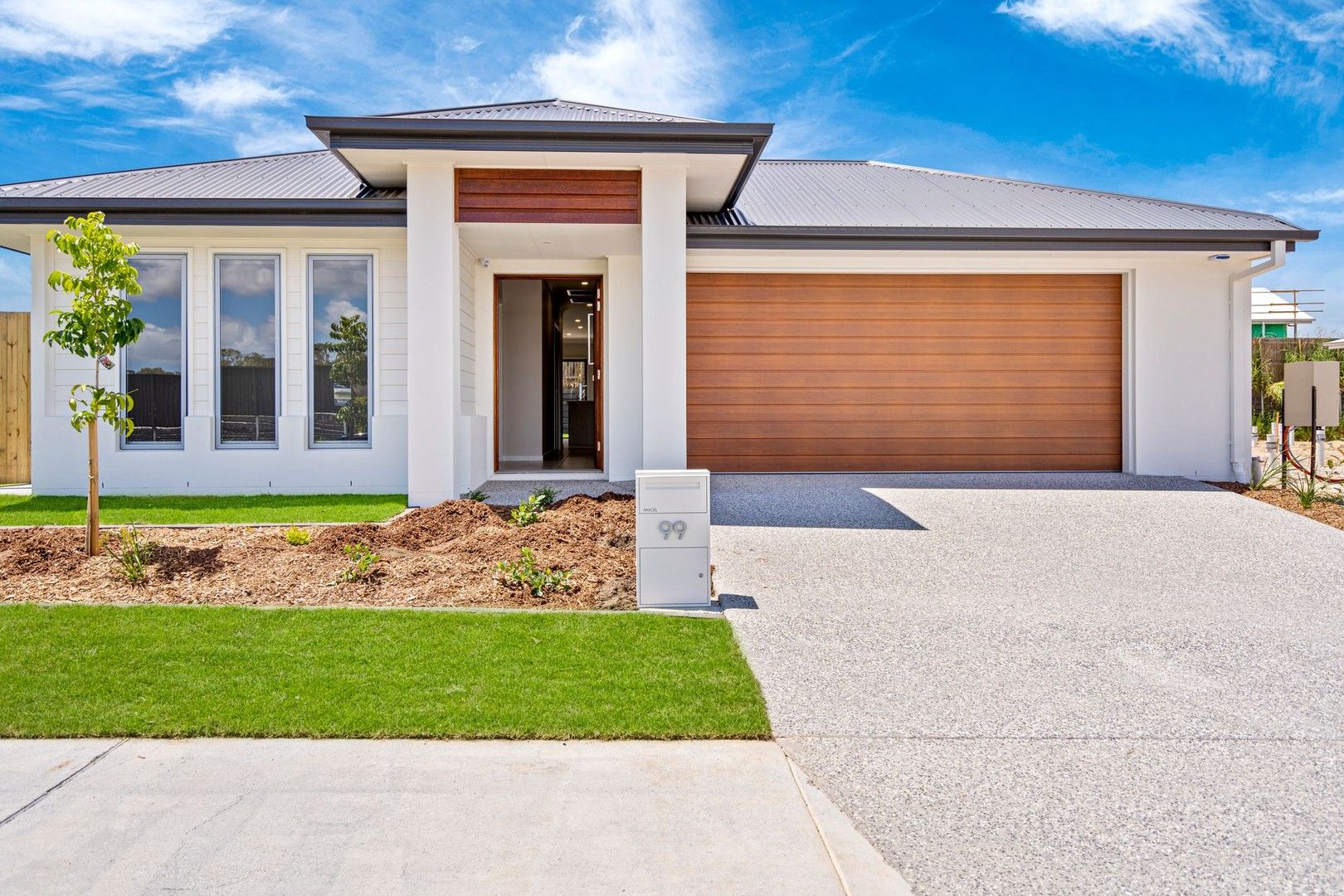4 bedrooms House in 99 Shoreline Avenue REDLAND BAY QLD, 4165