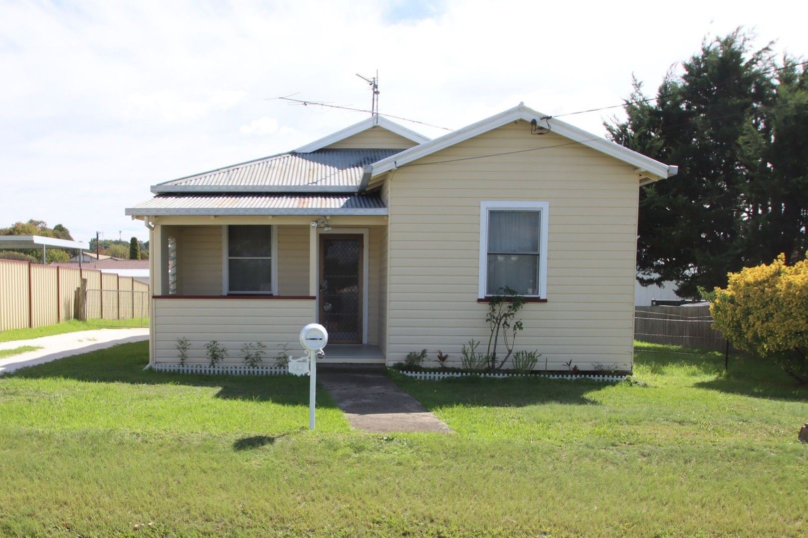 44 Margaret Street, Tenterfield NSW 2372, Image 0