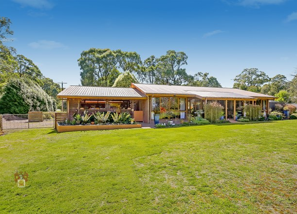 8 Kings Road, Kinglake West VIC 3757