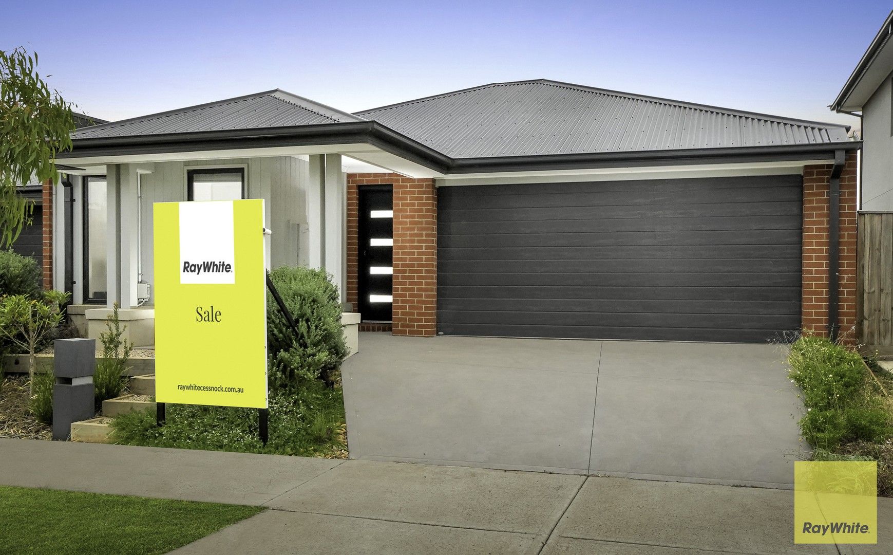 3 bedrooms House in 8 Blackscroft Road THORNHILL PARK VIC, 3335