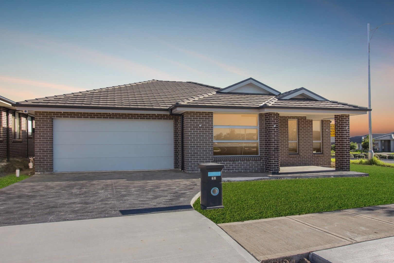 4 bedrooms House in 68 Easton Avenue SPRING FARM NSW, 2570