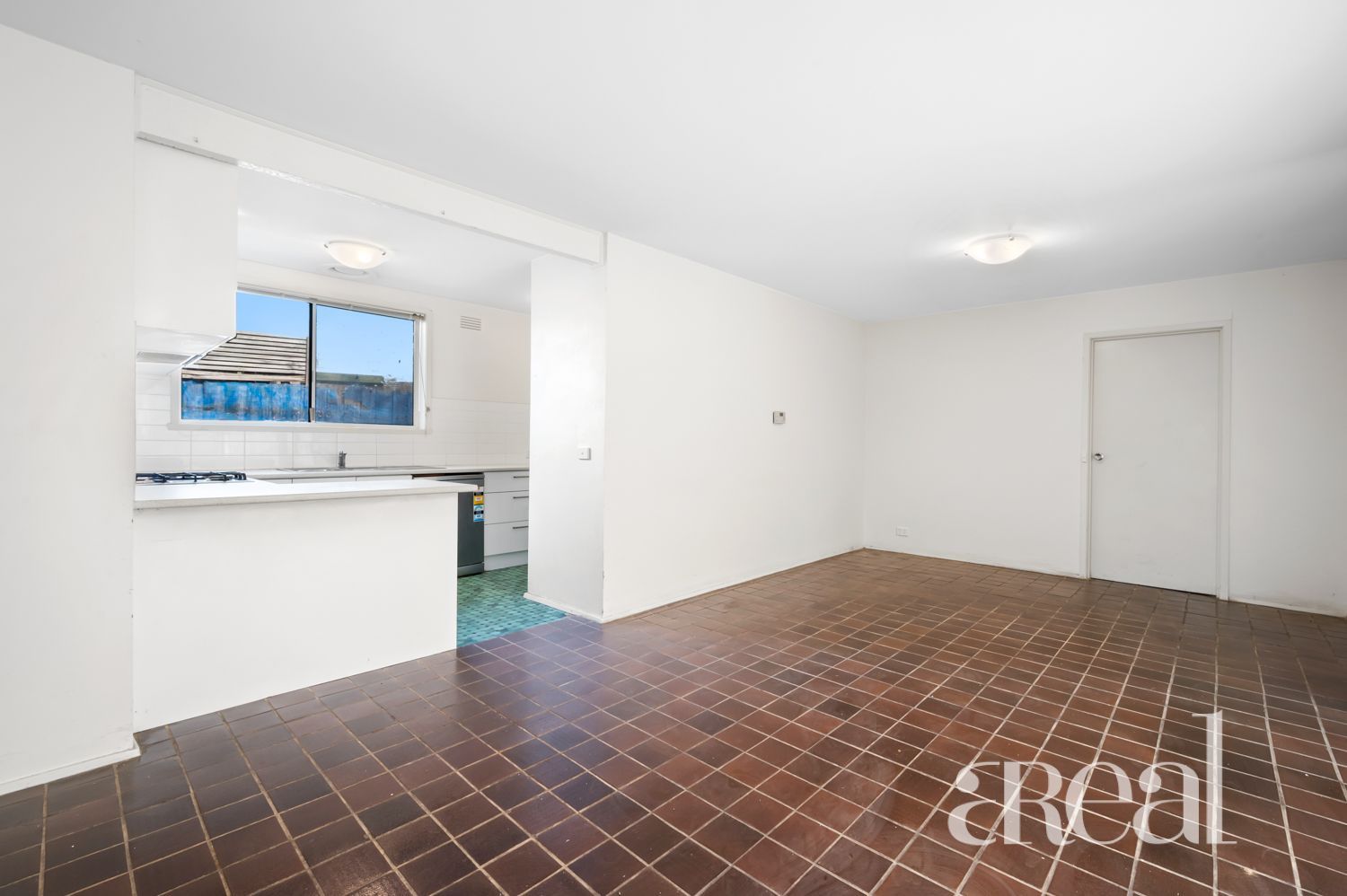 4 bedrooms House in 2 Coral Court GLEN WAVERLEY VIC, 3150