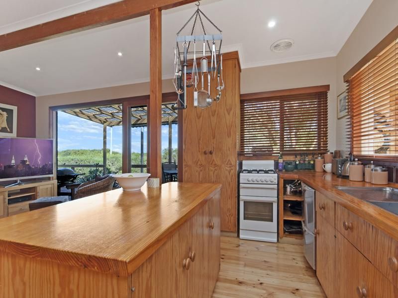 302 Knights & Parkers Road, CAPE BRIDGEWATER VIC 3305, Image 2