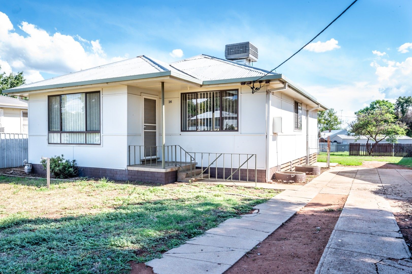 3 bedrooms House in 16 Walterbull Crescent GRIFFITH NSW, 2680