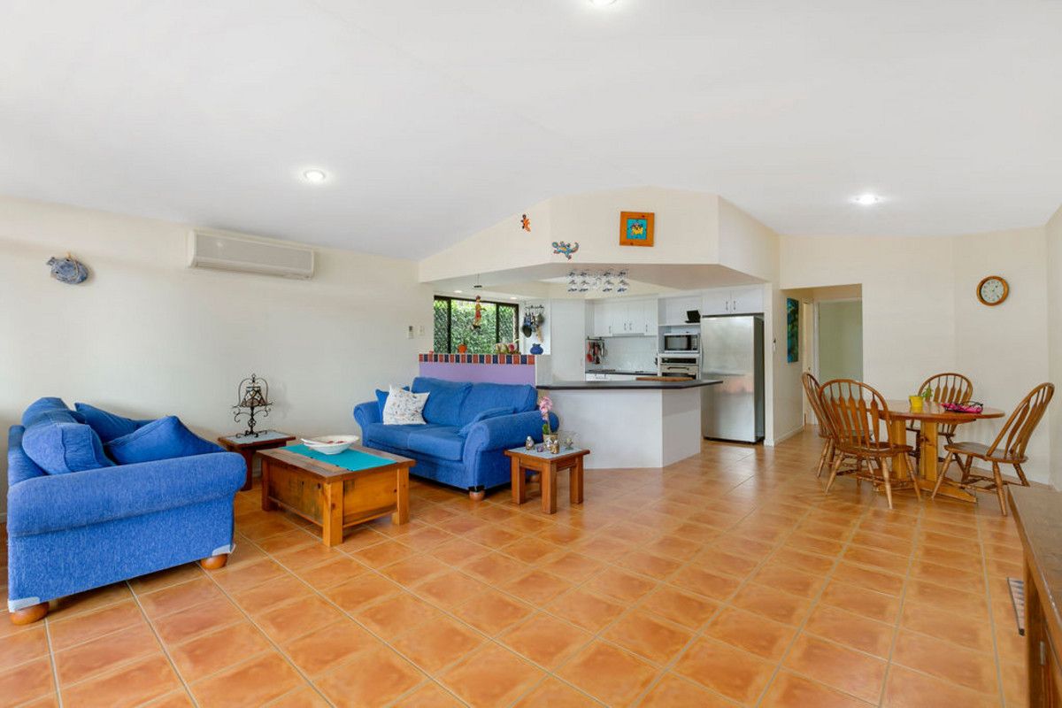 8 Midway Terrace, Pacific Pines QLD 4211, Image 2