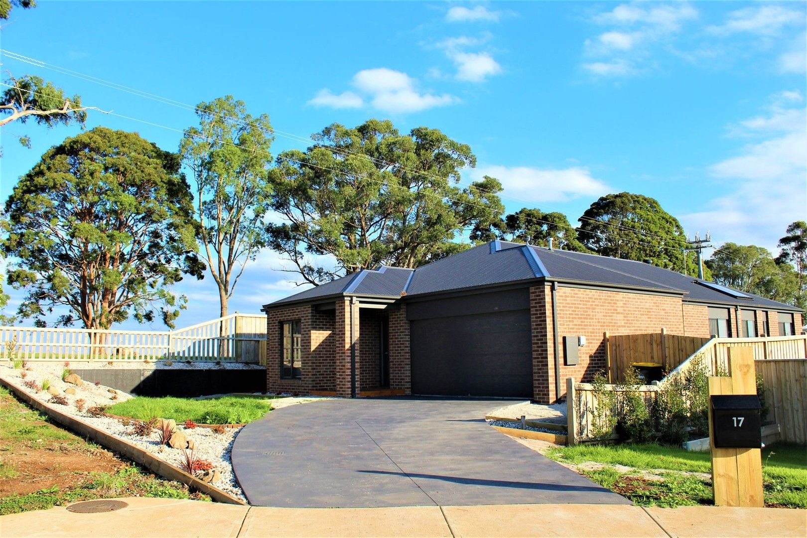 4 bedrooms House in 17 Southern Close DROUIN VIC, 3818