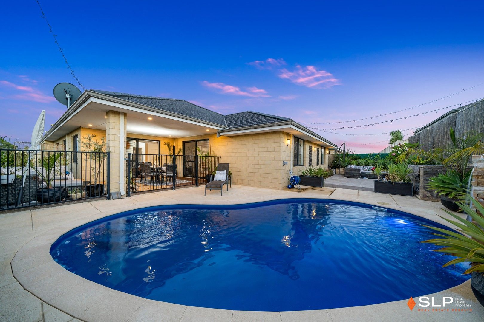 4 bedrooms House in 8 Loretta Fairway CARRAMAR WA, 6031